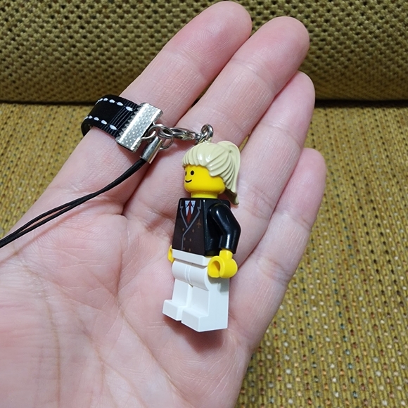 [NEW] LEGO Airport Pilot with Red Tie, Ponytail Hair Keychain - Picture 4 of 5